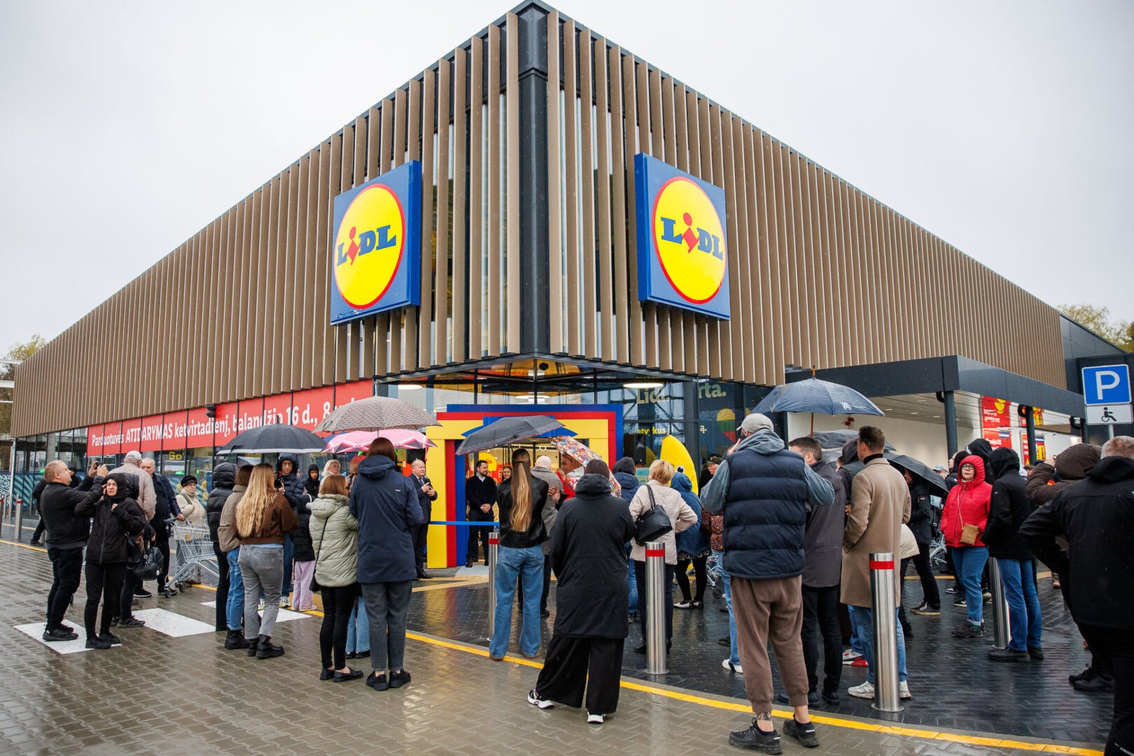 Gera žinia pirkėjams – „Lidl“ atidarė naują parduotuvę Garliavoje: pirkėjų minios lietus neišbaidė