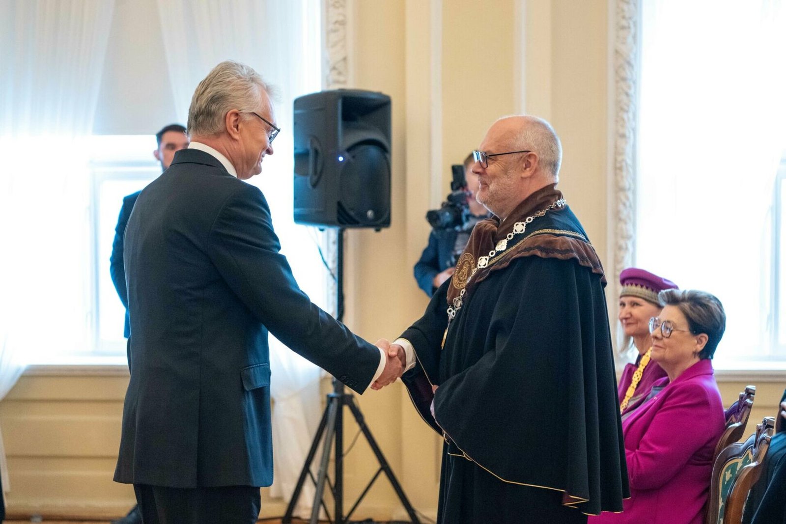 Lietuvos Prezidentas pasveikino Estijos Prezidentą Alarą Karisą VDU garbės daktaro vardo suteikimo proga