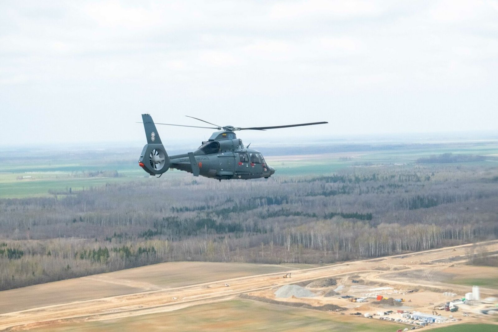Lietuvos ir Estijos Prezidentai iš sraigtasparnio apžiūrėjo „Rail Baltica“ statybas