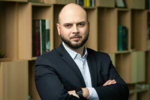 Pavasarinės žiedadulkės nusėda ant automobilių: kenkia ir matomumui, ir kėbului