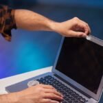 Užklijuota kamera neapsaugos – ekspertai įspėja apie realias grėsmes telefone