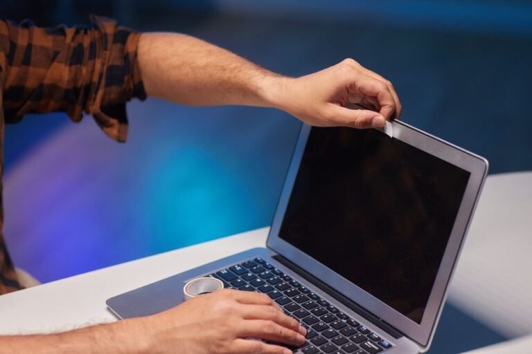 Užklijuota kamera neapsaugos – ekspertai įspėja apie realias grėsmes telefone