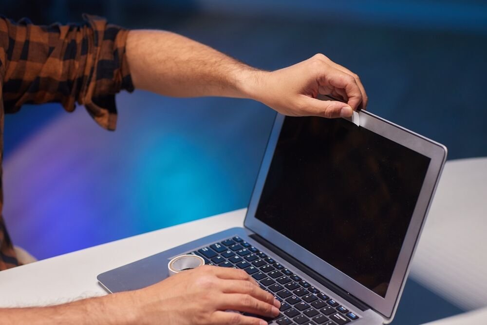 Užklijuota kamera neapsaugos – ekspertai įspėja apie realias grėsmes telefone