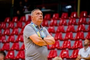 VDU bendruomenė liūdi dėl krepšinio trenerio Arūno Juknevičiaus netekties