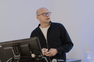 Vietoj maisto atsargų – degalai ir grynieji: ką iš tiesų karo pradžioje pirko Baltijos šalių gyventojai?