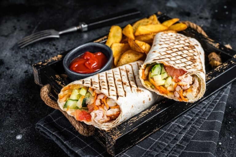 Pigiau ir skaniau nei užkandinėse: du sultingų kebabų receptai ilgajam savaitgaliui, kuriuos norėsis kartoti visą vasarą