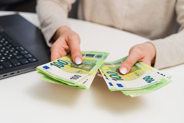 Paaiškino, kodėl kai kurių žmonių atlyginimai šįmet netikėtai ūgtelėjo