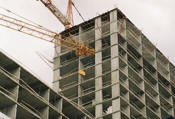 Energijos kainų šokas jau spaudžia statybas: kaip tai paveiks NT rinką