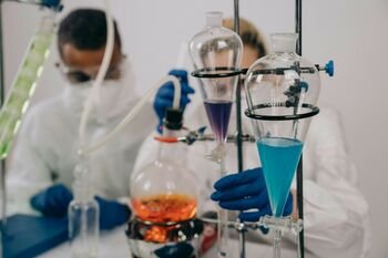 Chemija kuria mūsų ateitį: kodėl šio sektoriaus specialistai – aukso vertės?