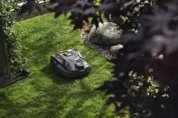 Ar verta pirkti robotą vejapjovę? Paskaičiavo, kada jis atsiperka