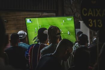 Apklausa parodė, kas svarbiausia futbolo fanams: bendruomeniškumas ar kokybiškas transliacijos vaizdas?