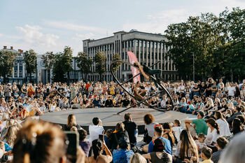 „Kauno grūdai“ atvers fabriko kiemą „ConTempo“: festivalio atidarymas keliasi į industrinę erdvę