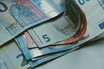 Lengvas uždarbis gali virsti nusikaltimu: kaip veikia pinigų mulų schema