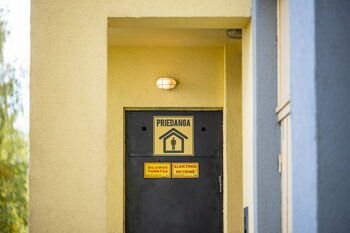 Oro pavojaus signalas priminė tvarką daugiabutyje: kokių taisyklių būtina laikytis namų bendrojo naudojimo patalpose