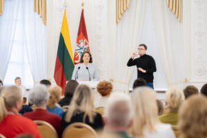 Pirmoji ponia gestų kalbos literatūros ir meno vakare: lietuvių gestų kalbos poezija ir literatūra – visavertė kultūros dalis