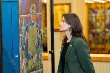 Ukrainos karo veterano ir menininko darbuose vietoje drobės – sugriautų namų durys