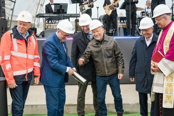 Skambiai pažymėta darbų pradžia: išskirtinio M. K. Čiurlionio koncertų centro statybvietėje įkasta simbolinė kapsulė
