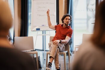 Ekspertas apie Z kartos nešamus pokyčius darbo rinkoje: „Perdegę, visą kontrolę prisiimantys vadovai neįkvepia“
