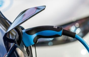Degalų kainoms kylant, lietuviai dažniau svarsto apie elektromobilius: rinktųsi dėl valstybės paramos ir mažesnių išlaidų