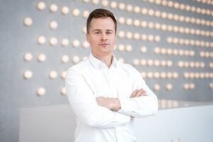 Elektromobiliai jau pigesni nei dyzeliniai? Ekspertai skaičiuoja, kada jie iš tiesų atsiperka