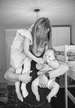 Ar tikrai vaiko auginimas vis dar yra mamos atsakomybė? Kodėl kalbėdami apie gimstamumą turime kalbėti ir apie tėčius