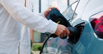 Ar išaugusios degalų kainos persodins vairuotojus prie hibridinių automobilių vairo?