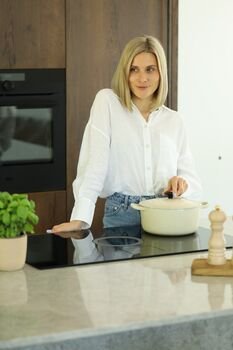 Maisto receptų autorė „Ant medinės lentelės“ atskleidė netikėtą triuką: į troškinį pila ne sultinį