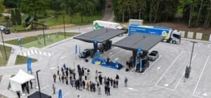 Kelyje Vilnius–Klaipėda atidarytas naujos kartos elektromobilių įkrovimo parkas