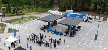 Kelyje Vilnius–Klaipėda atidarytas naujos kartos elektromobilių įkrovimo parkas