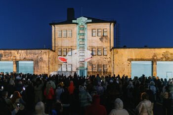 Istorinis pastatas Kaune virto gyva meno instaliacija – netikėtoje erdvėje atgijo M. Kosinskaitės kūryba (Atnaujinta)