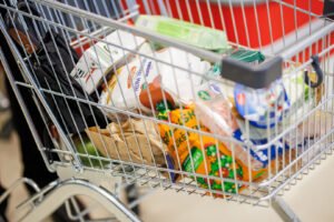 „Lidl“ žemiausių dešimtmečio kainų pasiūlymai tęsiasi: rekordiškai žemomis kainomis – cukrus, sūris bei kitos atrinktos prekės