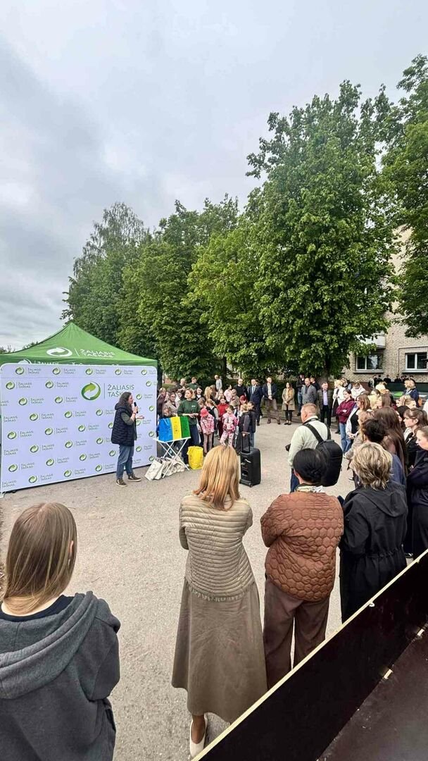 Nors gyventojai mano rūšiuojantys teisingai, klaidos kartojasi: Ukmergėje suorganizuotas viešas socialinis eksperimentas „Konteinerio krata“