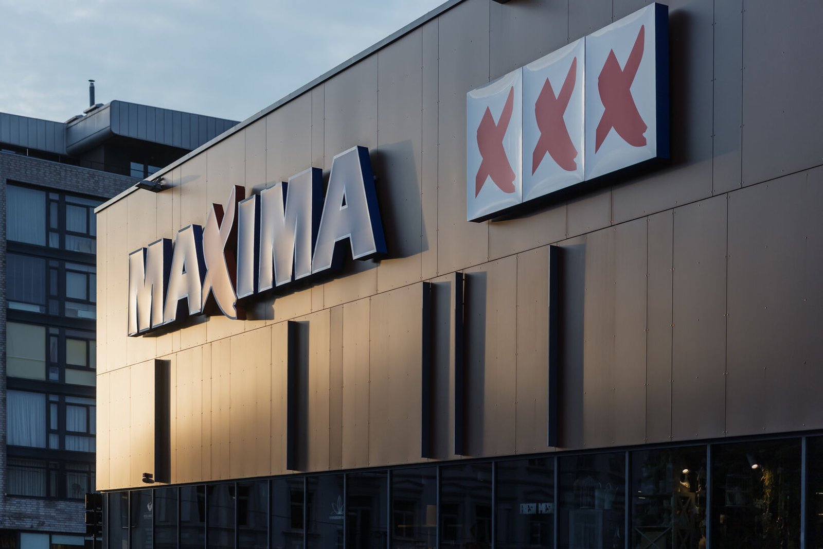 „Maxima“: dengiame naftos kainų augimo šuolį, reikšmingų pokyčių pirkėjams – nėra