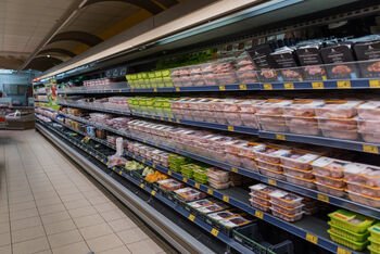 Kaip nepasiklysti renkantis mėsą parduotuvėje: sudėtis, ženklinimas ir kokybės kriterijai
