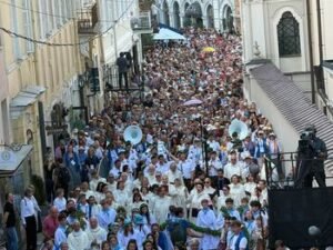 Devintinių procesija Vilniuje tapo įžanga į Pasaulinį Apaštalinį Gailestingumo kongresą