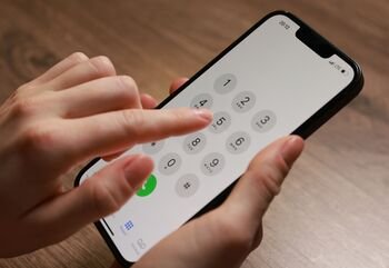 Nors telefono numeriai su įdomia kombinacija vilioja žmones, įspėja – ne visi pasiūlymai saugūs