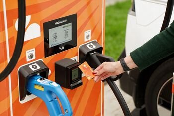 „Elektrum Drive“ plečia atsiskaitymo galimybes: dalyje stotelių jau galima mokėti banko kortele