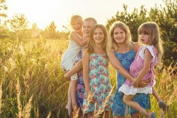 Vaikai, kurie nemato vasaros atostogų: nematomas darbas, apie kurį Lietuvoje vis dar tylima