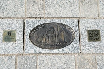 „Memelio mieste“ atidarytoje Laivų alėjoje įamžintas legendinis Klaipėdos universiteto burlaivis „Brabander“