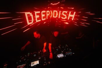„Deep Dish“ sugrįžimas į Lietuvą – užpildyta „Volfas Engelman Galerija“ ir šokiai iki ryto