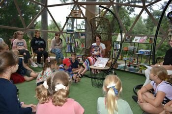 Prasmingos vasaros receptas Kuršėnuose: bibliotekos skaitykla, žaidimai ir atradimai po atviru dangumi