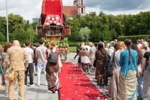 Jau sekmadienį Vilniuje vyks Rathajatra: lauks spalvinga eisena, koncertai ir nemokamos vaišės