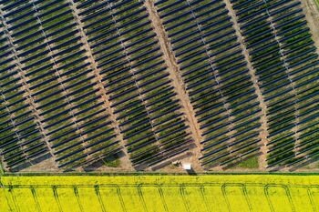 „Green Genius“ užsitikrino 14 mln. eurų vystymo finansavimą iš „INVL Bridge Finance“ fondo saulės energijos projektams Italijoje