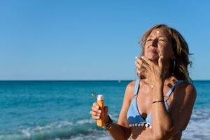 SPF vasarą: ar odą apsaugo pudros ir dulksnos ir kodėl SPF 30 kartais padeda labiau nei SPF 50?