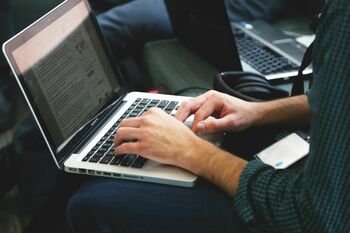 Mažieji interneto tiekėjai prieš gigantus: kodėl ši kova svarbi kiekvienam interneto vartotojui?