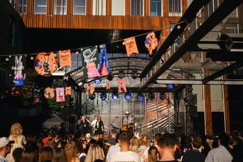 „Paupys Fest“ startavo su tūkstančiais lankytojų: sekmadienį festivalį pratęs Aistė, „Dovi Mi“ ir „Kitas Kampas“