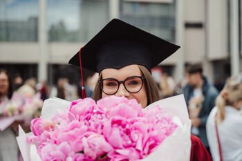 VDU įteikti diplomai absolventams: linkėta išdrįsti abejoti ir neišduoti savęs