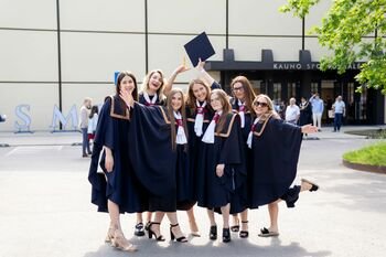 LSMU diplomai įteikti 1173 absolventams: prisiekė naujoji sveikatos mokslų specialistų karta