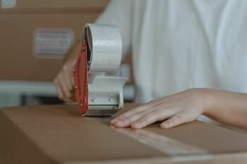 Karšti orai gali sugadinti siuntą paštomate: kaip apsaugoti vaistus, kosmetiką ir elektroniką