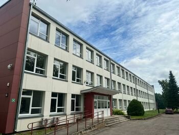 Buvusi mokykla Skuodo rajone virto modernia gamykla: sukurta 14 darbo vietų